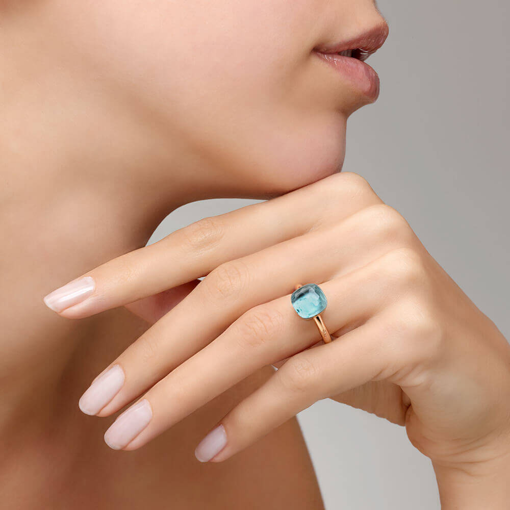 Ring Nudo Classic aus 750er Roségold mit hellblauem Topas.