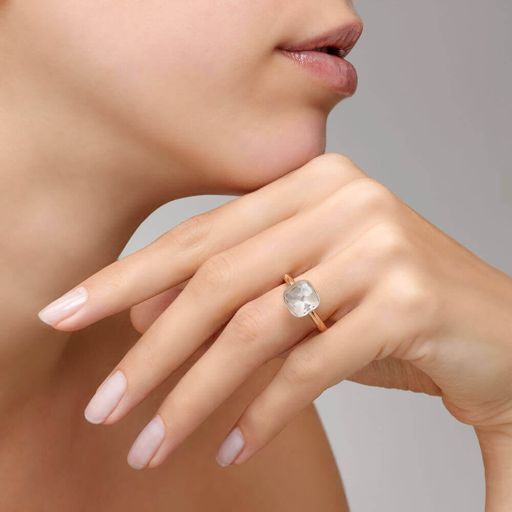 Ring Nudo Classic aus 750er Roségold mit Weißgold-Einfassung und facettiertem, weißen Topas.