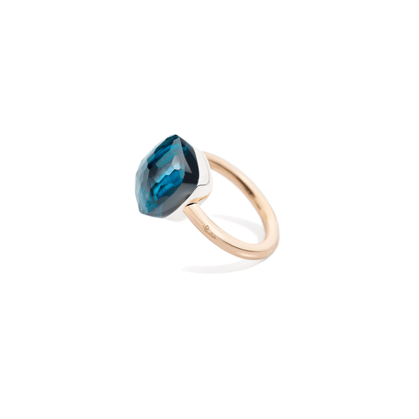 Ring Nudo Maxi aus Roségold mit London Blue Topas und Weißgoldfassung.