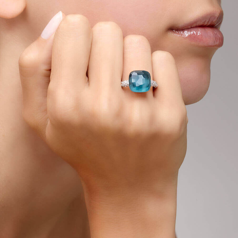 Ring Nudo mit Diamanten aus Weiß- und Roségold, London Blue Topas und kleineren Diamanten.