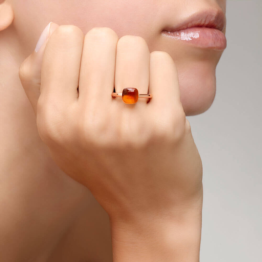 Ring Nudo Petit aus Roségold und Weißgold mit facettiertem Quarz Citron.