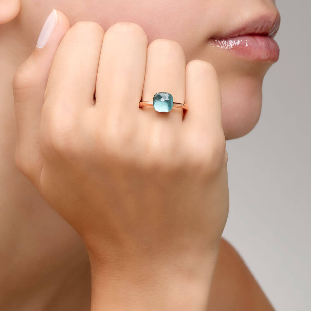Ring Nudo Petit aus 750er Roségold mit Weißgoldeinfassung und hellblauem Topas.
