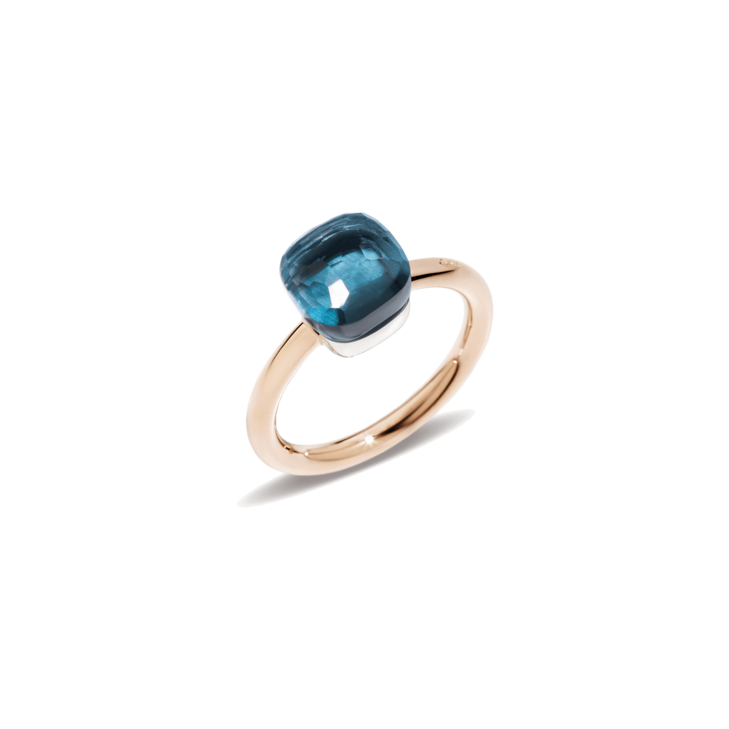 Ring Nudo Petit aus 750er Roségold mit weißgoldener Einfassung und facettiertem London Blue Topas.