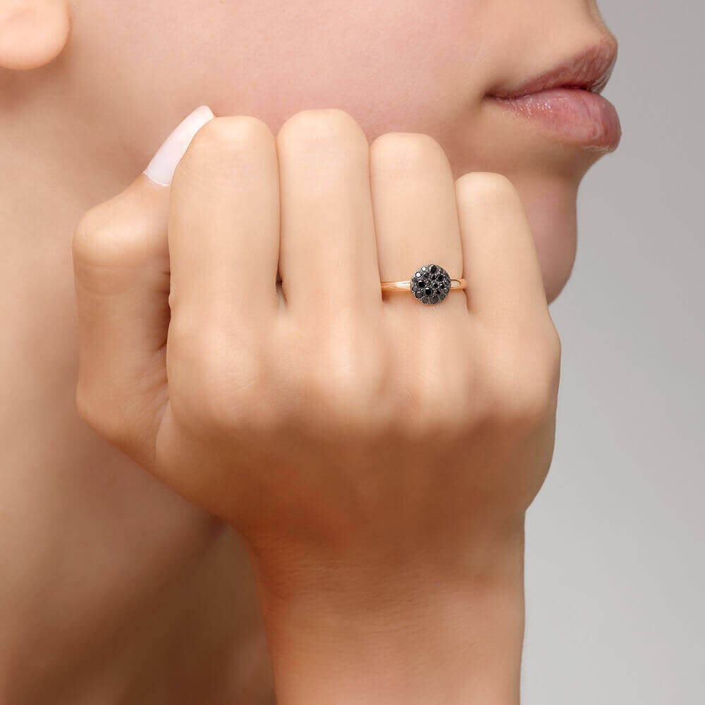 Ring Sabbia aus 750er Roségold mit schwarzen Diamanten, getragen an einer Hand.