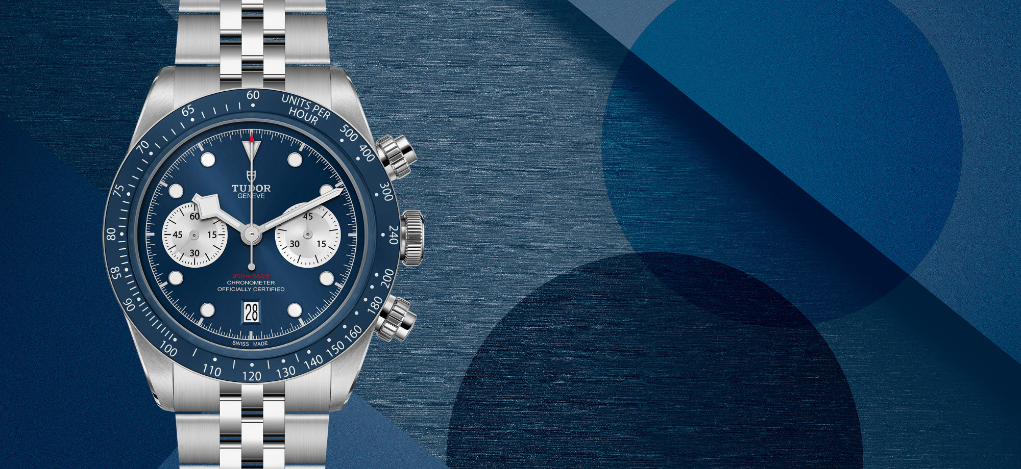 Elegante Armbanduhr der Marke TUDOR mit blauem Zifferblatt, silbernen Totalisatoren und Edelstahlarmband vor einem stilisierten Hintergrund in Blautönen mit geometrischen Kreisen und Texturen.